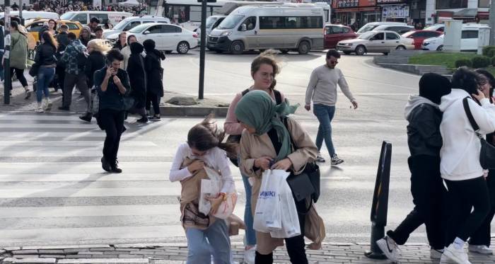 Bursa’da Etkili Rüzgar Vatandaşlara Zor Anlar Yaşattı