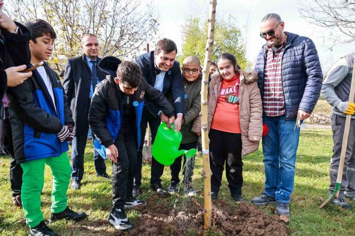 Gelecek Sevgiyle Yeşeriyor