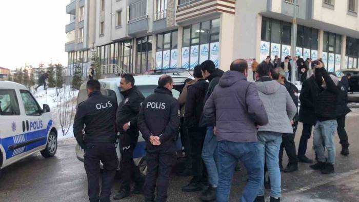 Oyuncak Silahla Sosyal Medya İçin Görüntü Çeken Gençler, Polisi Alarma Geçirdi