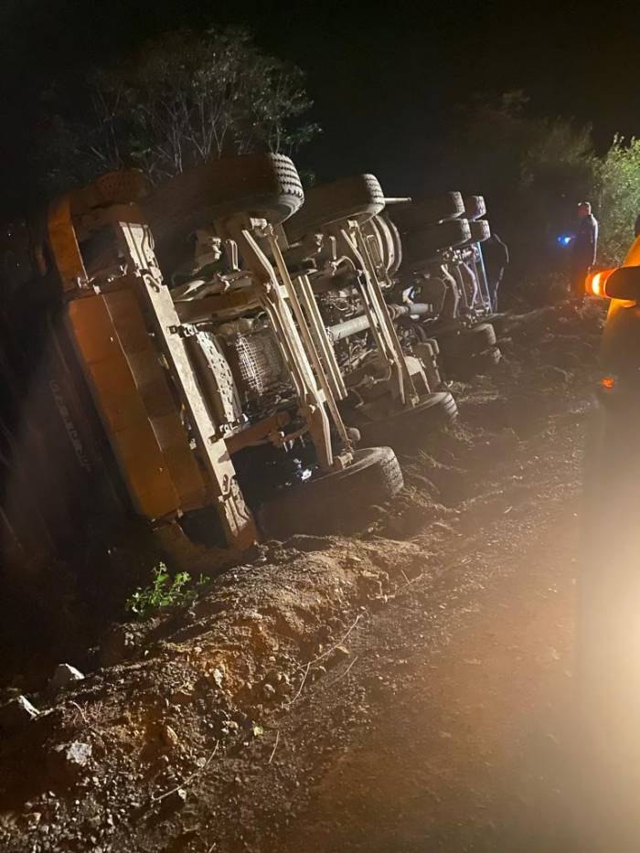 Hatay’da Beton Taşıyan Kamyon Devrildi