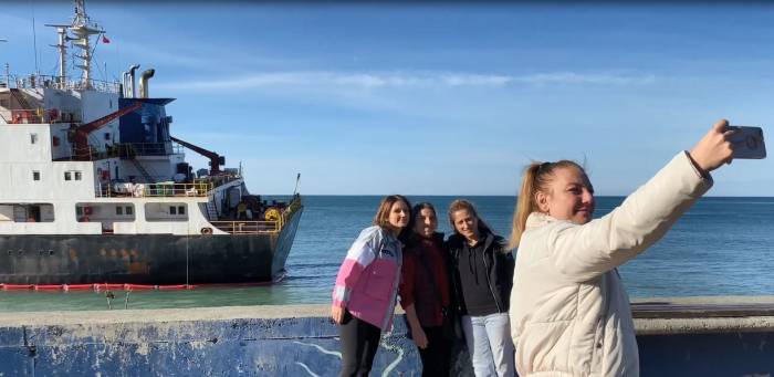 Artvin’de Karaya Oturan Geminin Önünde Fotoğraf Çılgınlığı