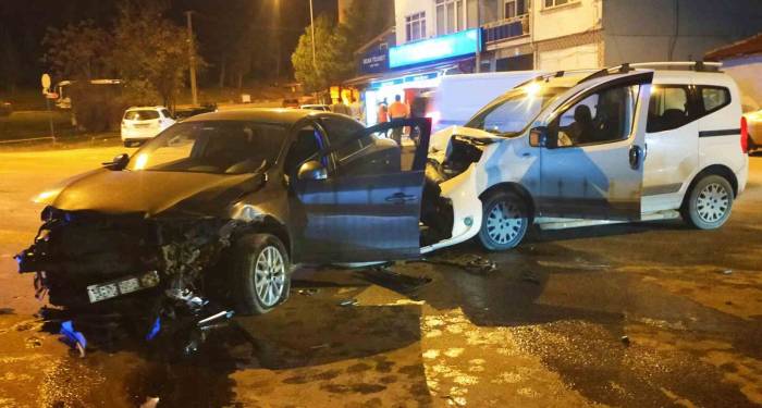 Alkollü Sürücü Kazaya Neden Oldu: İki Otomobil Çarpıştı