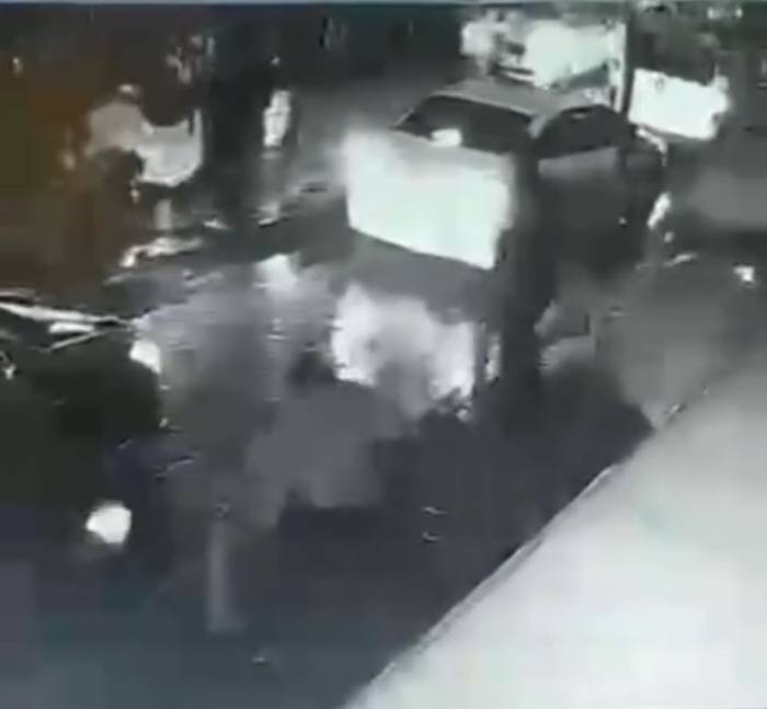 İstanbul’da Film Gibi Olay Kamerada: Silahlı Saldırıda Bulunan Şahsın Motosikletini Yaktı