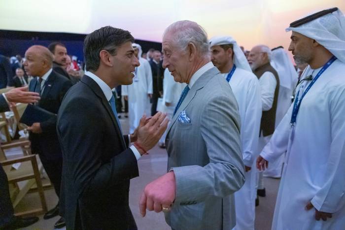 Kral Charles, Yunanistan Bayraklı Kravatı İle Gündem Oldu