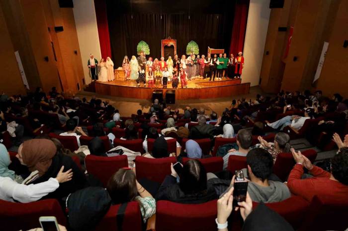 Emanetçi Tiyatro Kahkahaya Boğdu