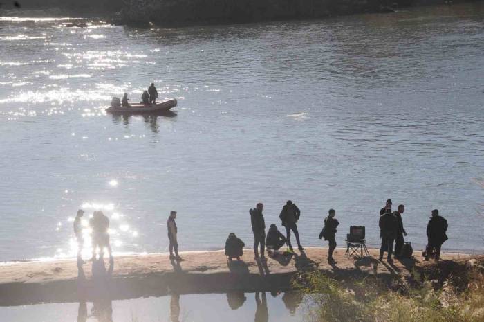 Arama Kurtarma Ekipleri Dicle Nehrinde Kaybolan Kızı Aramaya Devam Ediyor