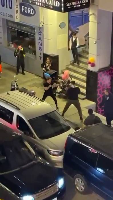 Fatih’te Boks Ringini Aratmayan Kavga Kamerada: Gardlarını Alıp Yumruk Attılar