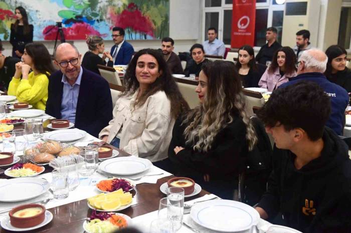 Anadolu Üniversitesi Rektörü Fuat Erdal Engelli Öğrencilerle Akşam Yemeğinde Bir Araya Geldi