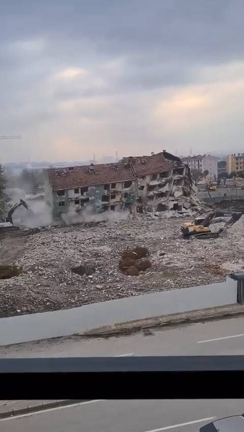 4 Katlı Bina Saniyeler İçerisinde Yerle Bir Oldu