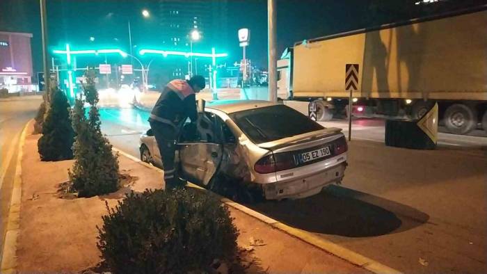 Aydınlatma Direğine Çarpan Otomobilin Sürücüsü Yaralandı