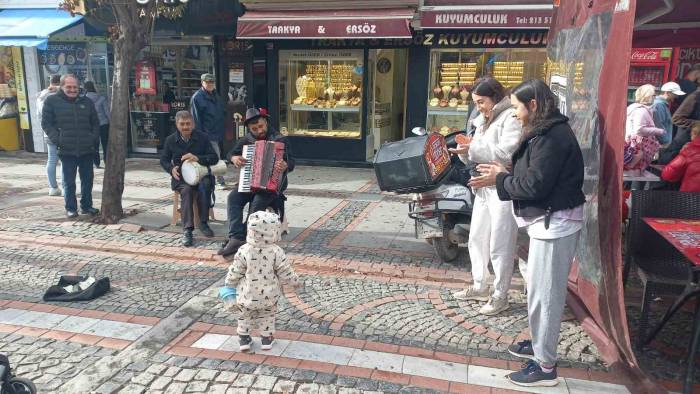 Dilan Polat’ın “Enerji” Şarkısına 9/ 8 Lik Roman Uyarlama