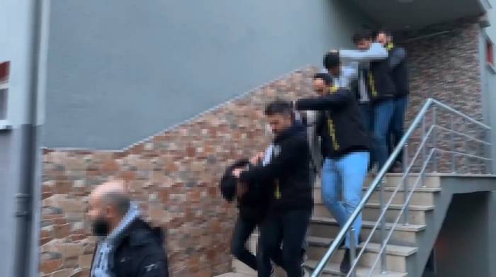 Esenyurt’ta Günlük Kiralık Dairede İşlenen Cinayetin Şüphelileri Adliyeye Sevk Edildi