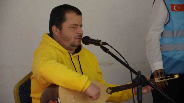 Engelli Halk Ozanının Filistin Duyarlılığı Herkesi Duygulandırdı
