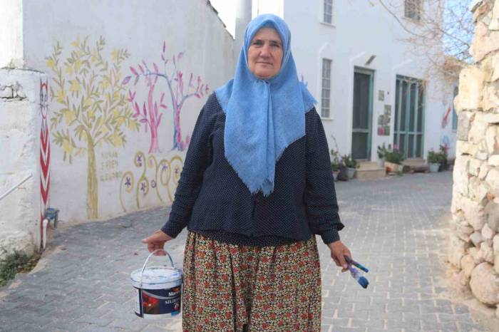 61 Yaşındaki Nuran Teyze Resimleriyle Köyünü Dünyaya Tanıttı, Turistlerin İlgisini Çekti