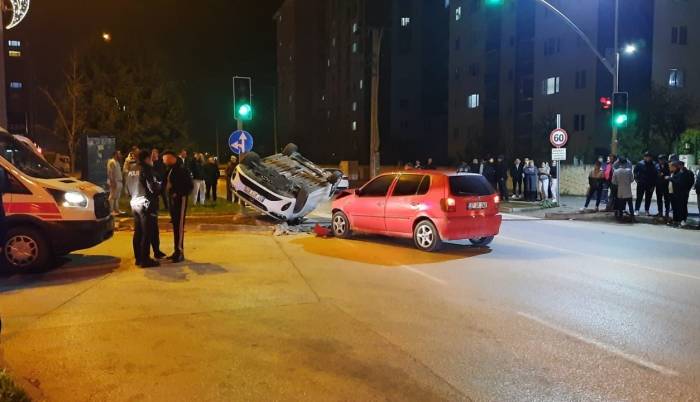 İki Otomobil Kavşakta Çarpıştı: 2 Yaralı