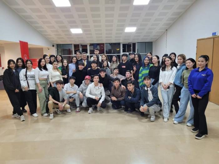 Rektör Kızıltoprak, Kazak Öğrencilerle Bir Araya Geldi