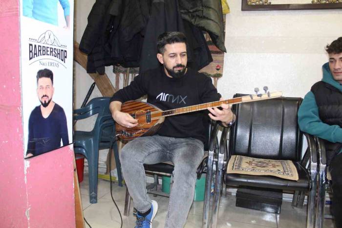 Siirt’te Berberde Canlı Müzik Eşliğinde Tıraş Keyfi