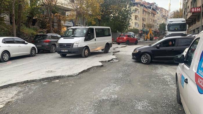 İstanbul’un Göbeğinde Çağ Dışı Görüntüler: "Yollar Tarlaya Döndü, İş Yerlerini Su Ve Lağım Bastı"