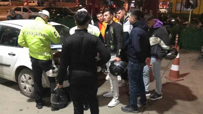 Sivil Trafik Polisleri Yarış Yaparak Abartı Egzoz Patlatan Motosikletlileri Takip Ederek Yakalandı
