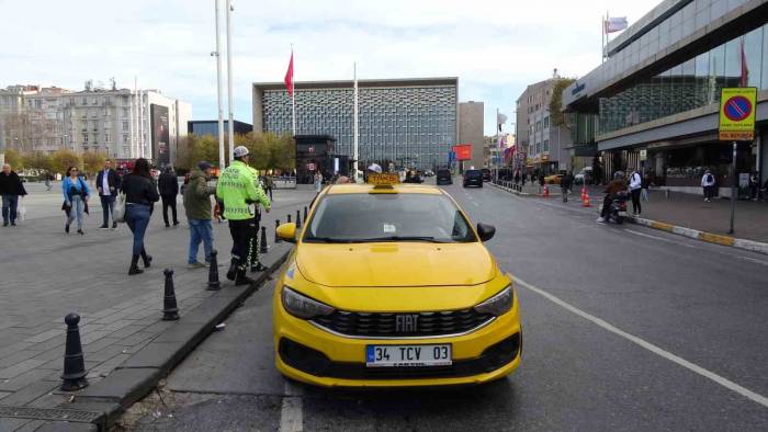 Taksim’de Ticari Taksi Denetiminde Şoförlere Ceza Yağdı