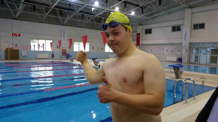 Engel Tanımıyor, Yaşı Kadar Şampiyonluğa Sahip