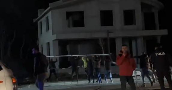 Kazada Yola Devrilen Elektrik Direğini El Birliğiyle Kaldırıp Böyle Taşıdılar