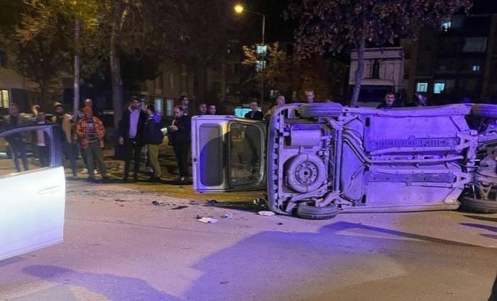 Merzifon’da 2 Araç Çarpıştı, Sürücüler Yaralandı