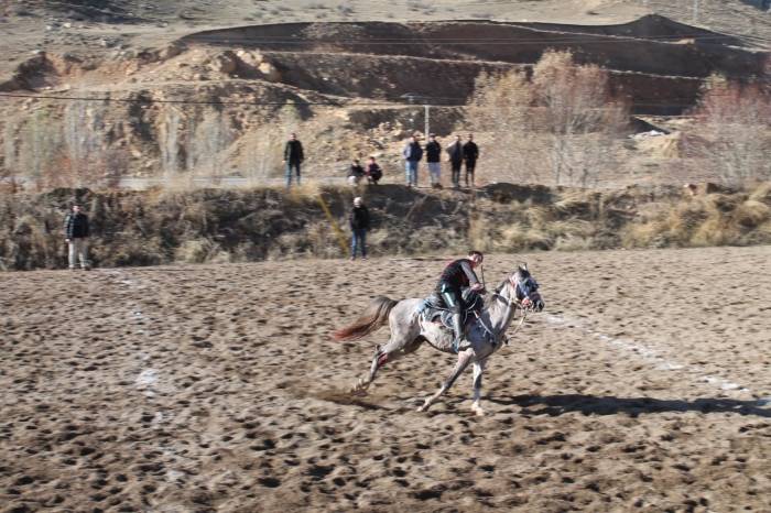 Asker Eğlencesi İçin Düzenlenen Cirit Maçında Atlar Düştü Kazalar Peş Peşe Geldi
