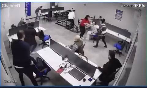 Deprem Esnasından Çarpıcı Görüntüler...birisi Hastasını Kucaklayıp Kaçtı, Diğeri Çayını İçmeyi Sürdürdü