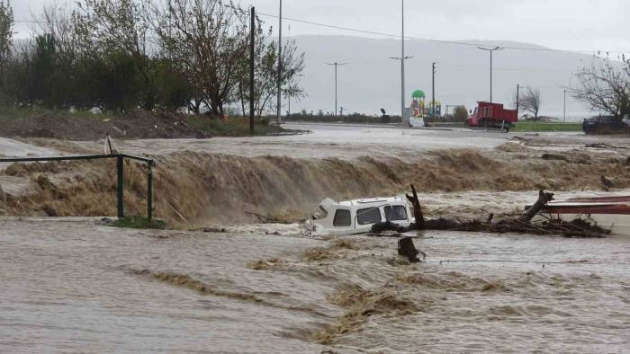 Çanakkale’de Kepez Çayı Taştı