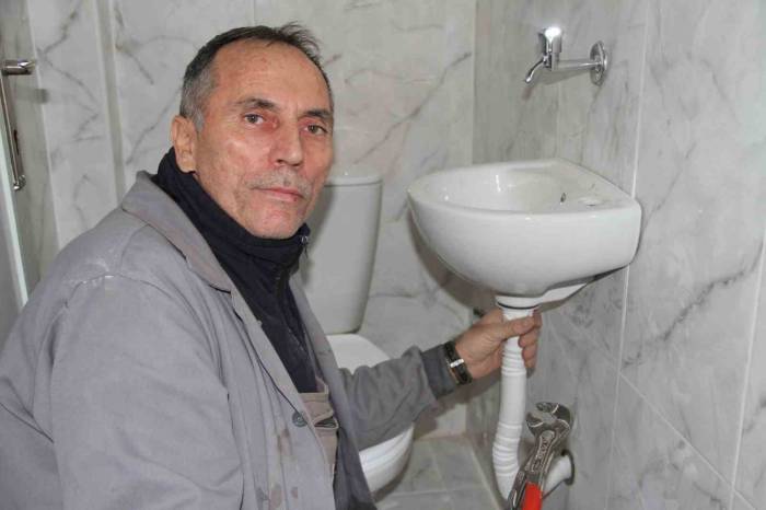 35 Yıldır İlçe İlçe Gezip Su Tesisatı Tamiriyle Geçimini Sağlıyor
