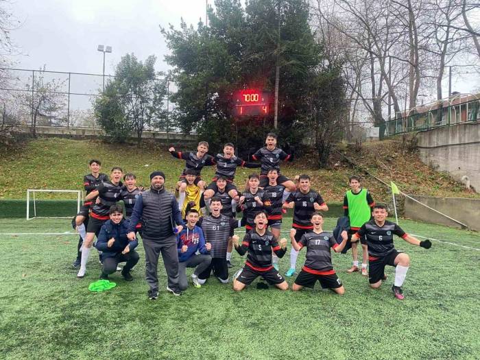 Sahaya Yüzlerine Kırmızı Boya Sürerek Çıktılar