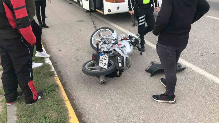 Edirne’de Otobüs, Otomobil İle Motosikletin Karıştığı Kazada 1 Kişi Yaralandı