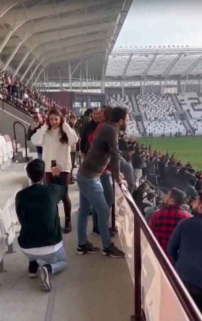 Tribünde Evlilik Teklifi