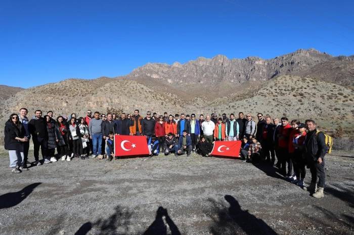 Çukurca’da Belat Vadisine Doğa Yürüyüşü Düzenlendi