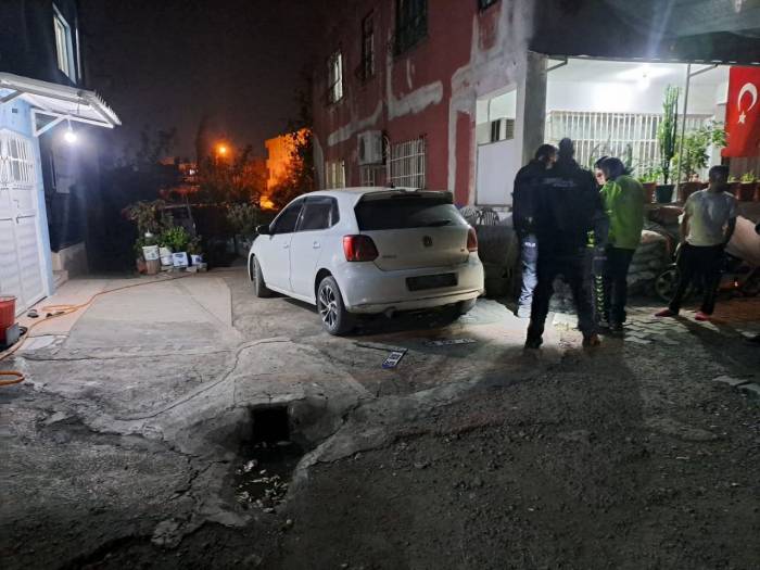 Polisin ‘Dur’ İhtarına Uymayan Sürücü Söktüğü Plakaları Yanına Alamadan Kaçtı