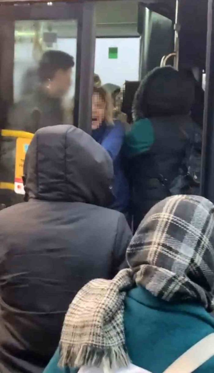 Kartal’da Otobüste 2 Kadın Yolcu Arasındaki Kavga Kamerada