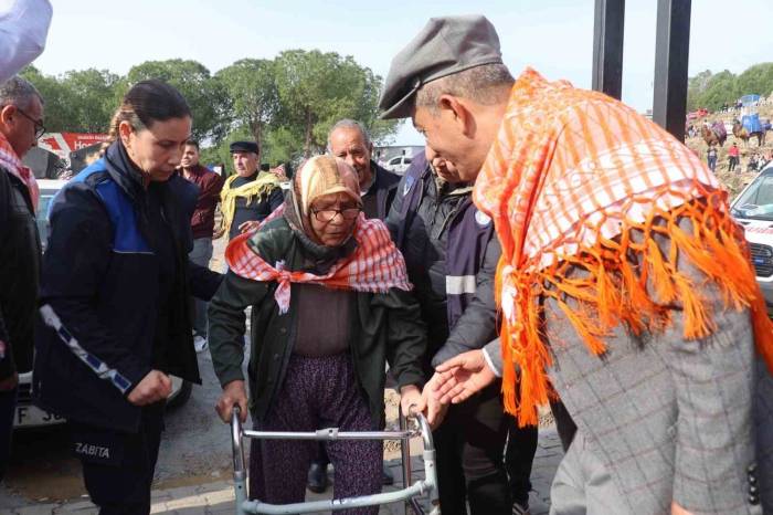 Koçarlı Deve Güreşi’nin Onur Konuğu 100 Yaşındaki Fatma Nine Oldu