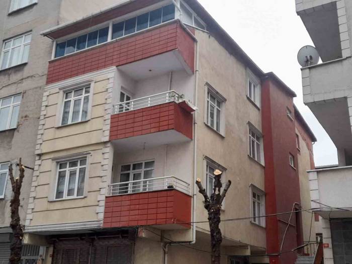 Küçükçekmece’de Deprem Sonrası Hasar İhbarı Yapılan 4 Katlı Binada Ekipler İnceleme Yaptı