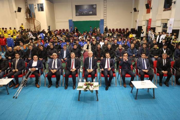 Muş’ta Aktif Olarak Faaliyet Gösteren 20 Spor Kulübüne Malzeme Desteği Verildi