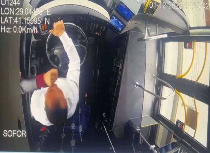 Sarıyer’de Yayalardan İett Şoförüne "yol Vermedin” Saldırısı Kamerada: “Plajda Yürür Gibi Yürümeyin”