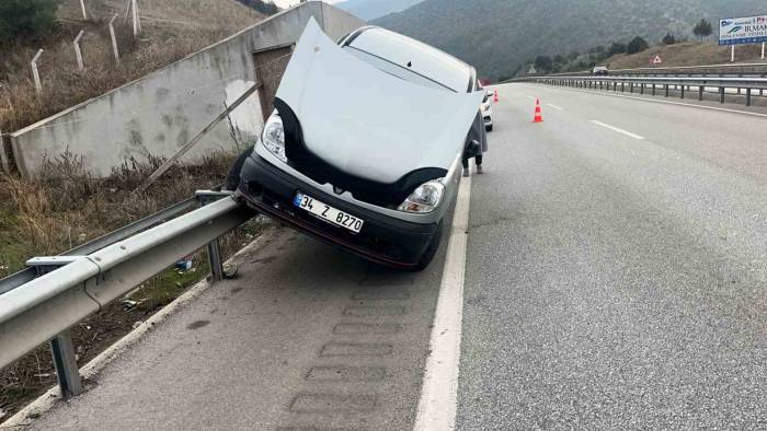 D100’de Kontrolden Çıkan Hafif Ticari Araç Bariyerde Asılı Kaldı