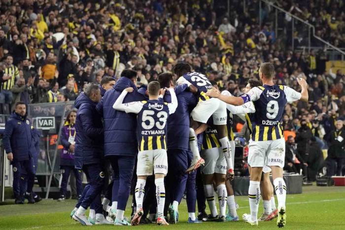 Trendyol Süper Lig: Fenerbahçe: 2 - Sivasspor: 0 (İlk Yarı)