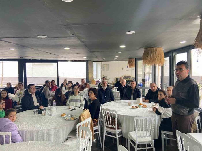 Burhaniye’de Hasan Öğretmene Plaketli Uğurlama