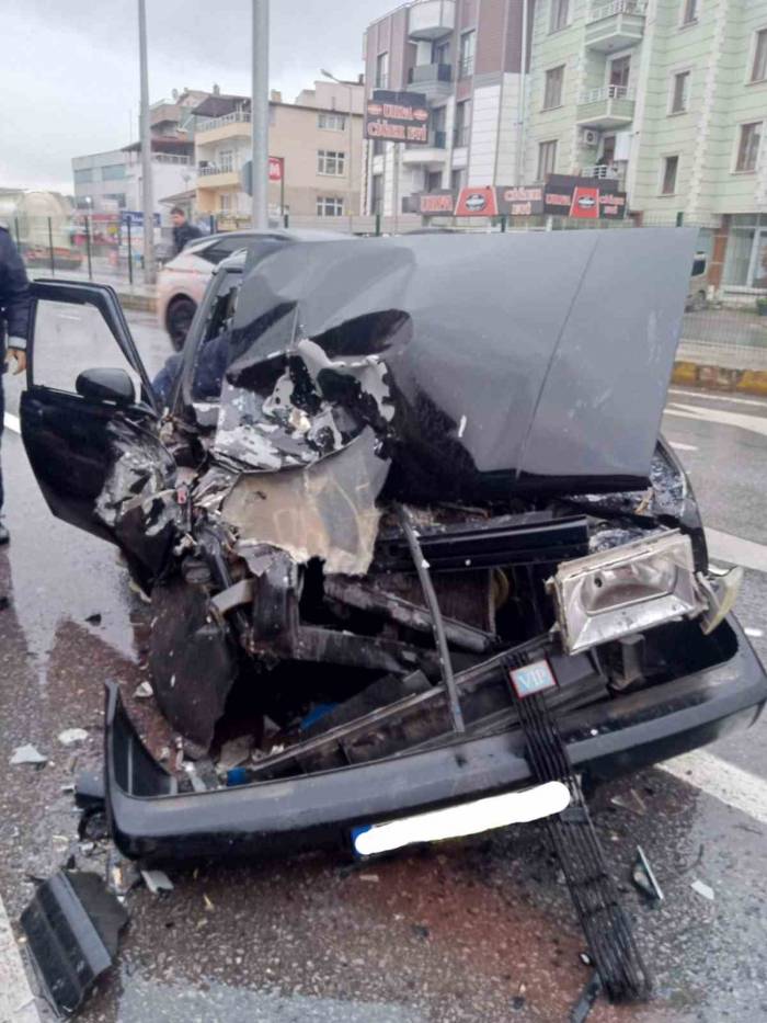 Yalova’da Otomobil Otobüse Arkadan Çarptı: 4 Yaralı