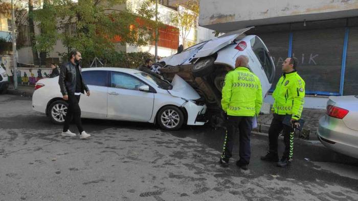 Hızını Alamayan Otomobil, Hafif Ticari Aracın Altına Girdi: 2 Yaralı