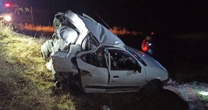 Emniyet Şeridinde Bekleyen Otomobile Tır Çarptı: 1 Ölü, 1 Yaralı