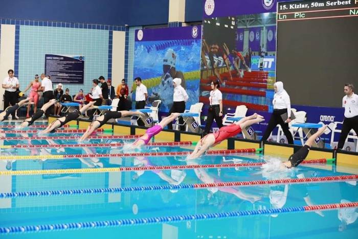 Yüzmede 585 Sporcu Şampiyonluk İçin Kulaç Attı