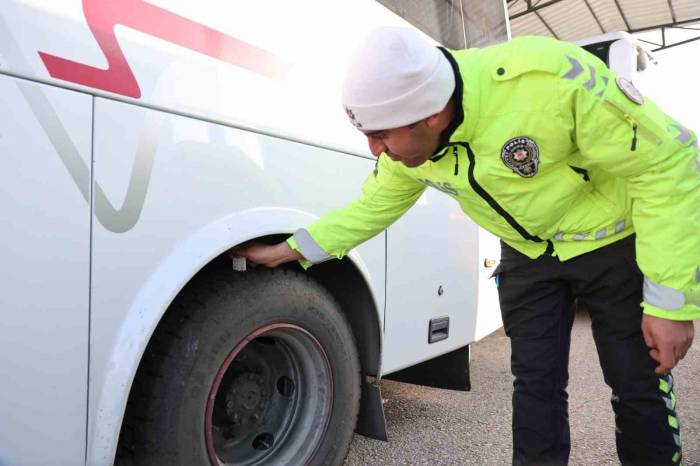 Elazığ’da Kış Lastiği Denetimleri Sürüyor