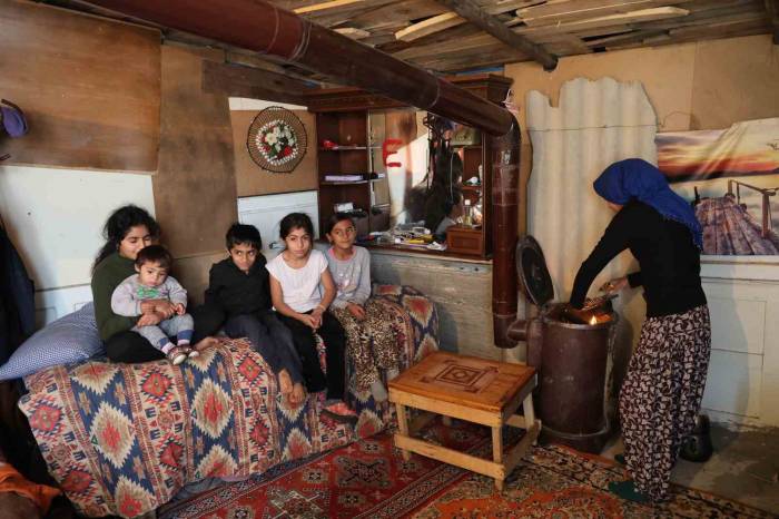 Eşi Terk Etti, Kumasının Çocuklarına Sahip Çıktı, Barakada Yaşama Tutunmaya Çalışıyor